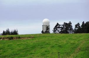 Le radar météo actuel est gêné par la hauteur des arbres présents tout autour. 