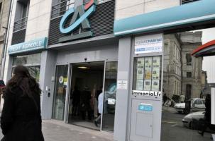 La banque du Crédit agricole supprime en masse ses agences de campagne. 