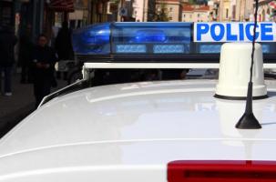 Trois personnes sont venues en aide aux policiers.