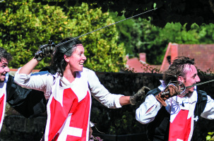 Nuit des Musées : Spectacle théâtre de rue : "Un pour tous, moi d'abord"_La Chaise-Dieu