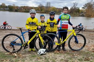 Les jeunes coureurs du Vélo Club du Velay au cyclo-cross de Cournon d'Auvergne
