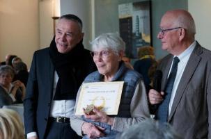Claudette Richard, récompensée par Félix Vézier et Christian Dessalle.