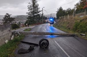 La circulation a été coupée par un poteau électrique sur la chaussée ce lundi à Polignac