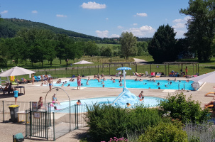 La piscine de Brives-Charensac, située au niveau du camping.