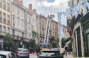 Les pompiers interviennent avec la grande échelle au Puy
