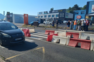 Des essais sont en cours avec des séparateurs de voie en plastique