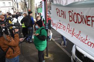 Une centaine de défenseurs de l’environnement se sont rassemblés pacifiquement.