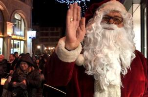 Le Père Noël défit les lois de la physique pour mener à bien sa tournée de cadeaux.