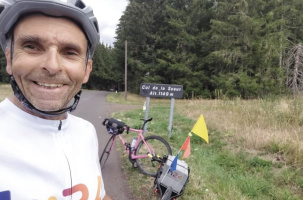 Il parcourt 3 000 km à vélo avec un bloc de béton