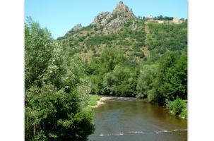 L'Alagnon et le château de Léotoing à Lanau.
