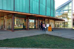 La Maison pour tous de Brives-Charensac se situe 1 route de Coubon.