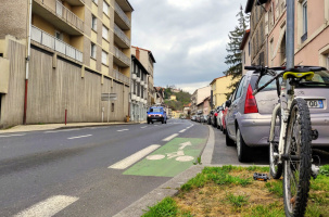 Les avenues du Puy et de la mairie à Espaly sont déjà dotées d'une bande puis piste cyclable.