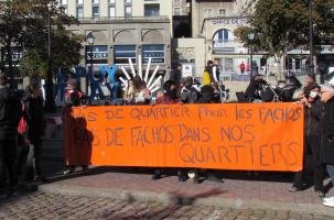 Militants antifascistes et des droits humains devant la mairie du Puy. 
