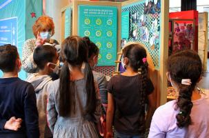 L'exposition Super-Egaux s'adresse aux enfants de 7 à 12 ans. 