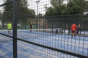 Les courts de padel sont reconnaissables à leur revêtement synthétique bleu