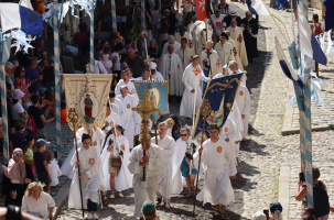 Arrivée de la procession mariale devant la cathédrale Notre Dame du Puy ce mardi 15 août. 