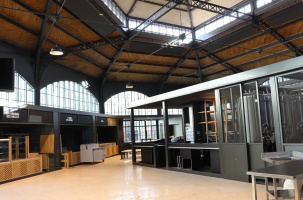 L'intérieur des Halles Ponotes du Marché couvert du Puy-en-Velay va bientôt se terminer.