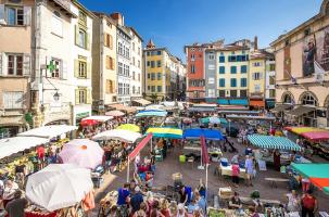 Le coeur de la cité ponote qui palpite pendant son marché du samedi matin.