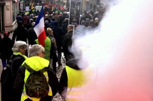 Des manifestants descendent la rue Pannessac.