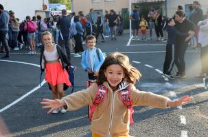 Mila, en CE1, est visiblement ravie de retrouver ses camarades.
