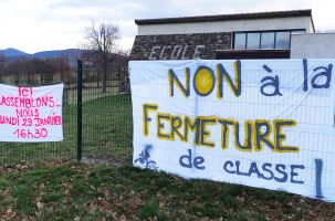 À Saint-Etienne-Lardeyrol, la colère monte pour défendre l'école du village.