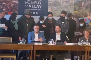 La manifestation a duré quelques minutes dans l'enceinte de la mairie du Puy.