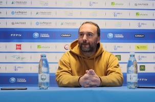 Roland Vieira, entraîneur du Puy Foot en conférence de presse avant Sedan
