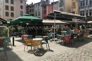 Les terrasses sur la Place du Plot au Puy-en-Velay