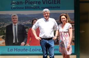 Jean-Pierre Vigier et sa suppléante Corinne Bringer devant la permanence au Puy.
