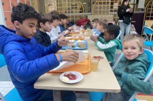 Les grands veillent sur les petits et leurs font découvrir des produits sains et locaux.