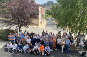 Photo de groupe au pied de la statue de Saint-Jacques