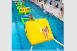 L’Aquatrack est un parcours modulaire gonflable de 17mde le long.