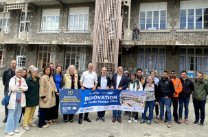 Elus, partenaires et entreprises, devant l'école en proie à une rénovation XXL