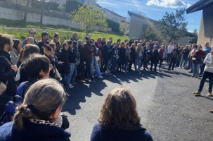 Une partie des employés sur le parking de l'ASEA 43. 