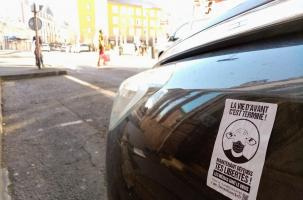 Des autocollants « La Rose Blanche » fleurissent dans les rues du Puy.