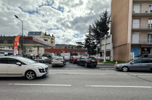 La file d'attente s'étend jusque sur la route