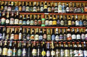 Un mur rempli de bières.