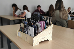 Une boîte est posée sur le bureau du professeur à la Chartreuse