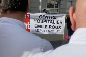 Les brancardiers, un genou à terre, écrasés par le surcroit d'activité du CHER.