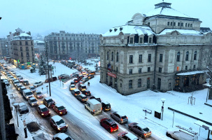 La montée de Breuil et son artère paralysée par la neige. 
