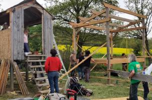 La cabane en construction dimanche 23 mai 2021 vers 17 h à Ouillon.