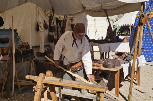 Au camp des archers, on fabrique des arcs, bien sûr !