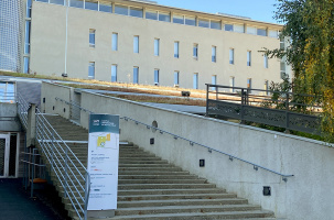 Le restaurant se trouve dans la rue Jean-Baptiste Fabre, au Puy-en-Velay