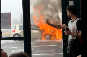 La voiture a été totalement détruite dans l'incendie.