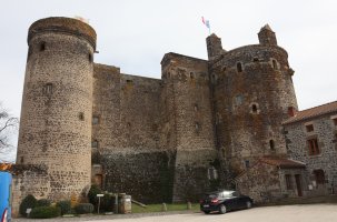 La forteresse de St-Vidal, propriétaire de Vianney d'Alençon, est devenue un hôtel de luxe
