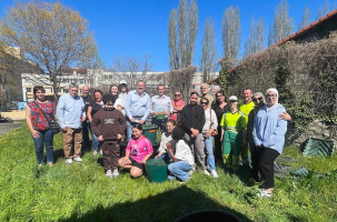 Elus et habitants réunis pour l'installation de compost