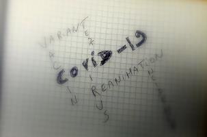Le mot Covid écrit sur une feuille de papier