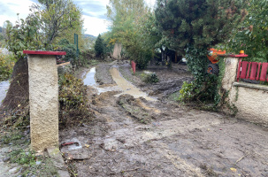 Le jardin d'une maison située rive droite de la Loire à Brives, ravagé par la crue 2024.