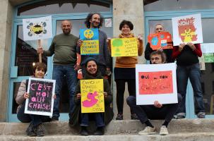 Une partie des membres de l'asso Jeunes Pousses devant le P'tit Café.
