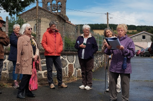 Entre deux averses la balade se poursuit dans le village 